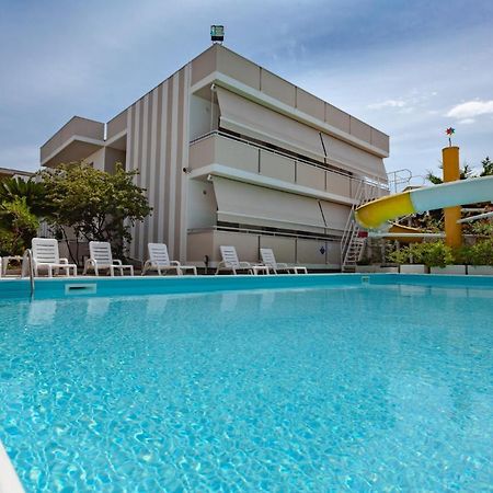 Holiday Club Residence Alba Adriatica Bagian luar foto