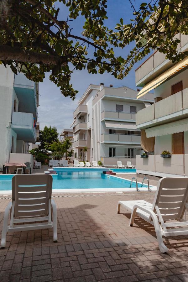 Holiday Club Residence Alba Adriatica Bagian luar foto