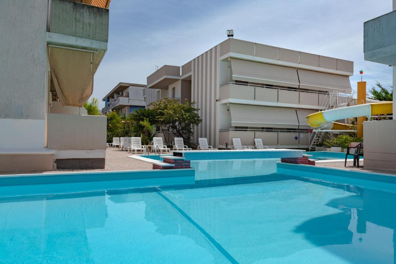 Holiday Club Residence Alba Adriatica Bagian luar foto
